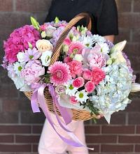 Цветочная композиция из Розы, Хризантемы, Пионы и Лизиантусы в корзине в Родниках Краснодарского края