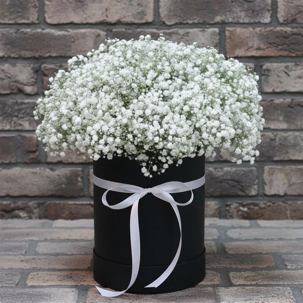 Цветочная композиция из Гипсофила в шляпной коробке в Родниках Краснодарского края