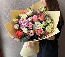 Букет цветов из:  Розы, Лизиантусы и Гвоздики #REPLACE_PRED# Родниках Краснодарского края