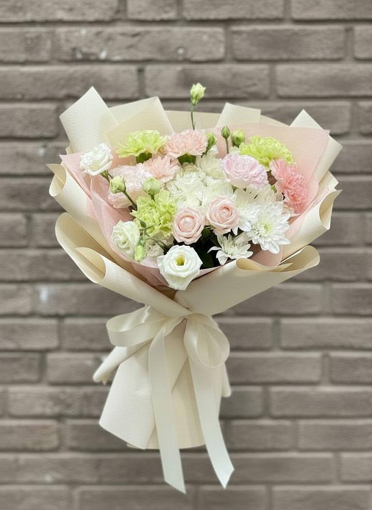 Букет цветов из: Гвоздики, Розы, Лизиантусы и Хризантемы в Родниках Краснодарского края