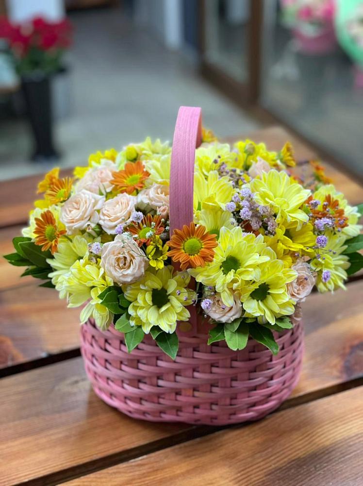 Цветочная композиция из Хризантемы и Розы в корзине в Родниках Краснодарского края