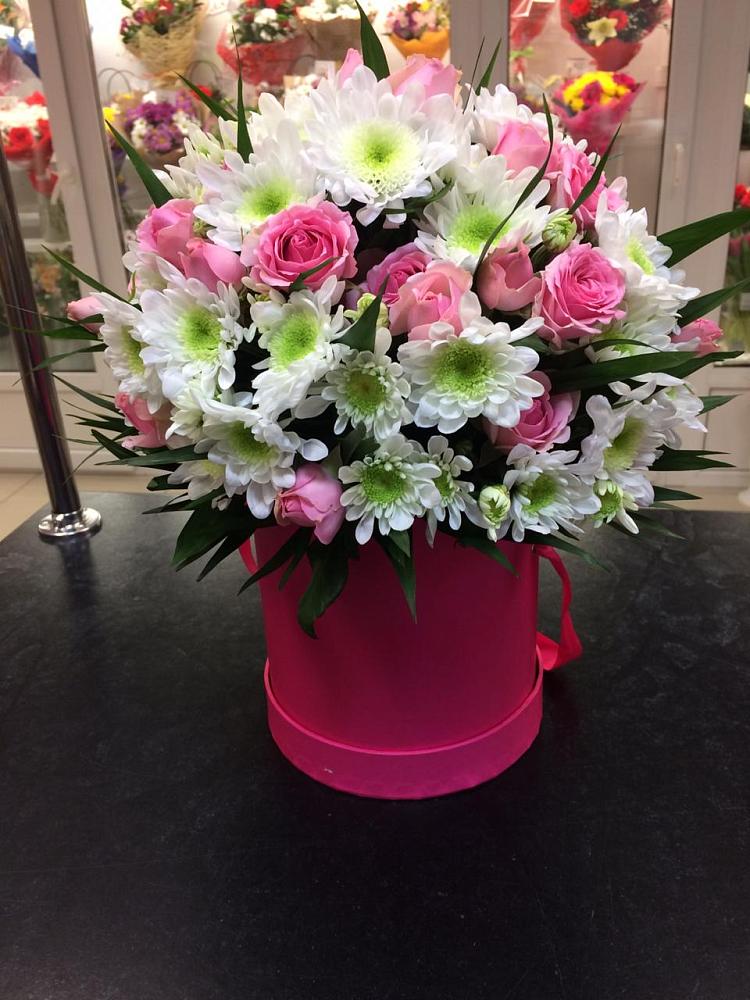 Цветочная композиция из Розы и Хризантемы в шляпной коробке в Родниках Краснодарского края