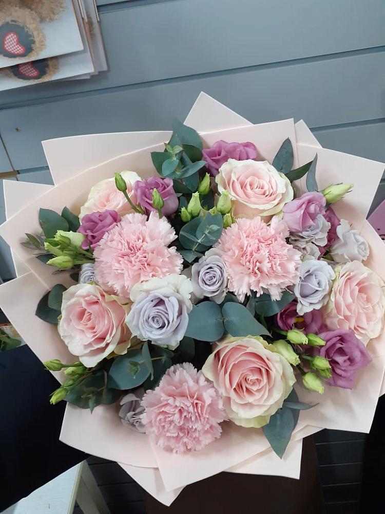 Букет цветов из: Розы, Гвоздики и Лизиантусы в Родниках Краснодарского края