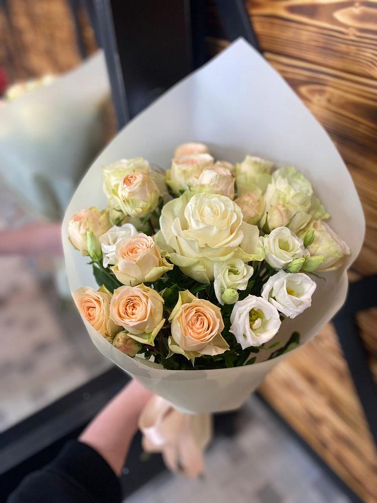 Букет цветов из: Розы и Лизиантусы в Родниках Краснодарского края